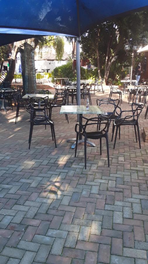 Suits Guest House & Bar Carletonville Dış mekan fotoğraf