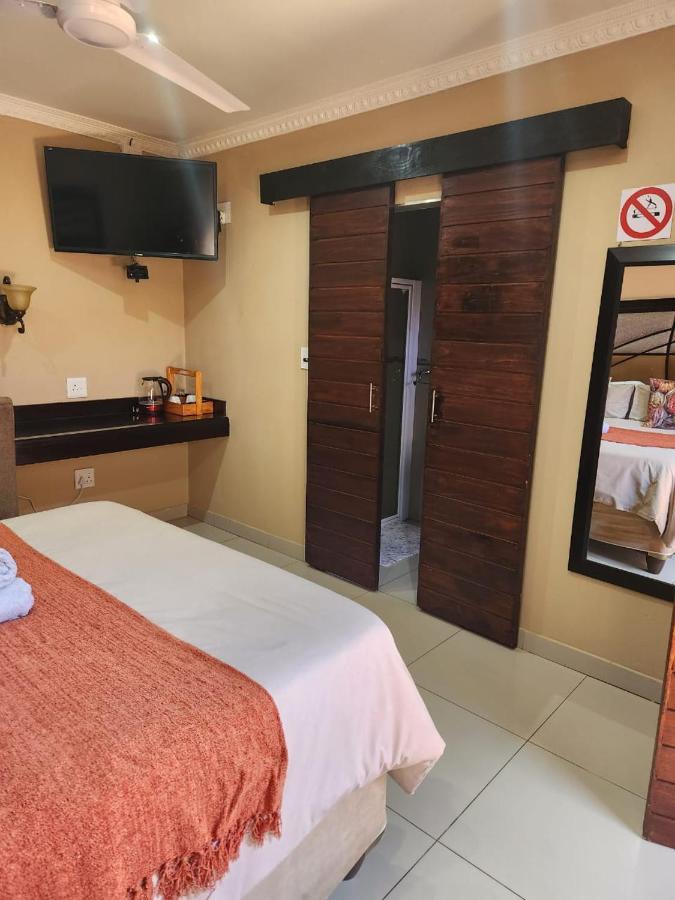 Suits Guest House & Bar Carletonville Dış mekan fotoğraf